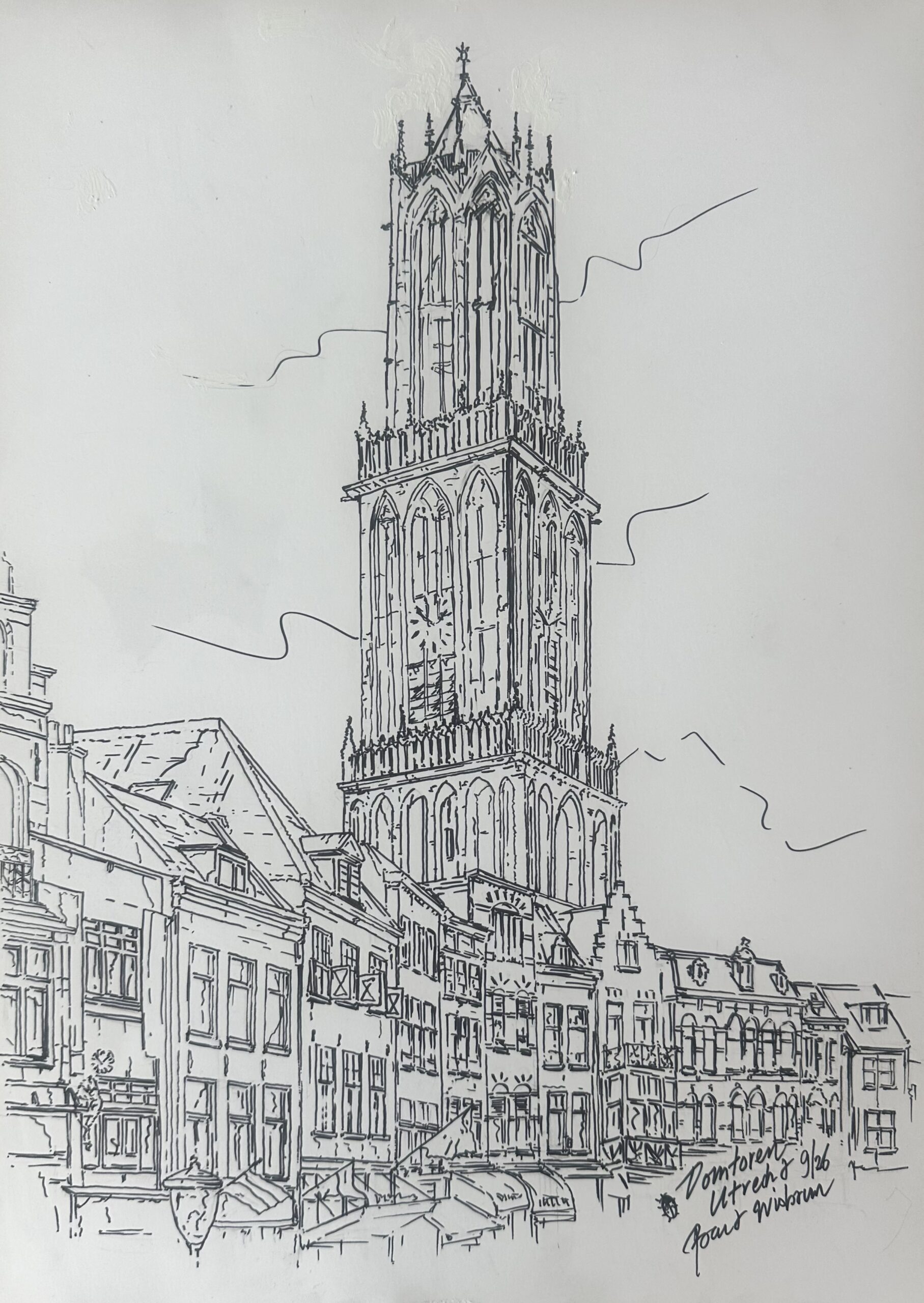Fine Art Print Domtoren Utrecht, A3 incl. pakketpost € 65,- / A4 incl. brievenbuspost € 35,- GEEN AI… MAAR BW! Je hoeft in Utrecht eigenlijk maar één keer omhoog te kijken… en je weet waar je bent. De Domtoren. Het herkenningspunt van Utrecht en een bouwwerk dat je bijna onmogelijk over het hoofd kunt zien. Voor mijn tekening heb ik juist geprobeerd die enorme verticale kracht van de toren op papier te vangen. De Domtoren rijst boven de historische gevels uit en bepaalt het beeld van de stad. Maar tijdens het tekenen gebeurt er iets bijzonders: je kijkt ineens veel langer naar details waar je normaal gewoon aan voorbijloopt. Een raam, een ornament, een gevel, een daklijn… en voor je het weet staan ze allemaal met marker op papier. Van eeuwenoude steen naar eigentijdse markerstrepen. Dat is voor mij precies wat Marker Art zo leuk maakt. Fine Art Print Domtoren Utrecht, A3 incl. pakketpost € 65,- / A4 incl. brievenbuspost € 35,- GEEN AI… MAAR BW! Je hoeft in Utrecht eigenlijk maar één keer omhoog te kijken… en je weet waar je bent. De Domtoren. Het herkenningspunt van Utrecht en een bouwwerk dat je bijna onmogelijk over het hoofd kunt zien. Voor mijn tekening heb ik juist geprobeerd die enorme verticale kracht van de toren op papier te vangen. De Domtoren rijst boven de historische gevels uit en bepaalt het beeld van de stad. Maar tijdens het tekenen gebeurt er iets bijzonders: je kijkt ineens veel langer naar details waar je normaal gewoon aan voorbijloopt. Een raam, een ornament, een gevel, een daklijn… en voor je het weet staan ze allemaal met marker op papier. Van eeuwenoude steen naar eigentijdse markerstrepen. Dat is voor mij precies wat Marker Art zo leuk maakt.